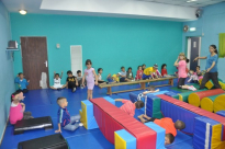  بالصور: فعاليات رياضية وترفيهية للأطفال في المركز الجماهيري ضمن مخيم الربيع